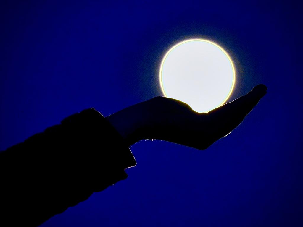 Hand hält Mond