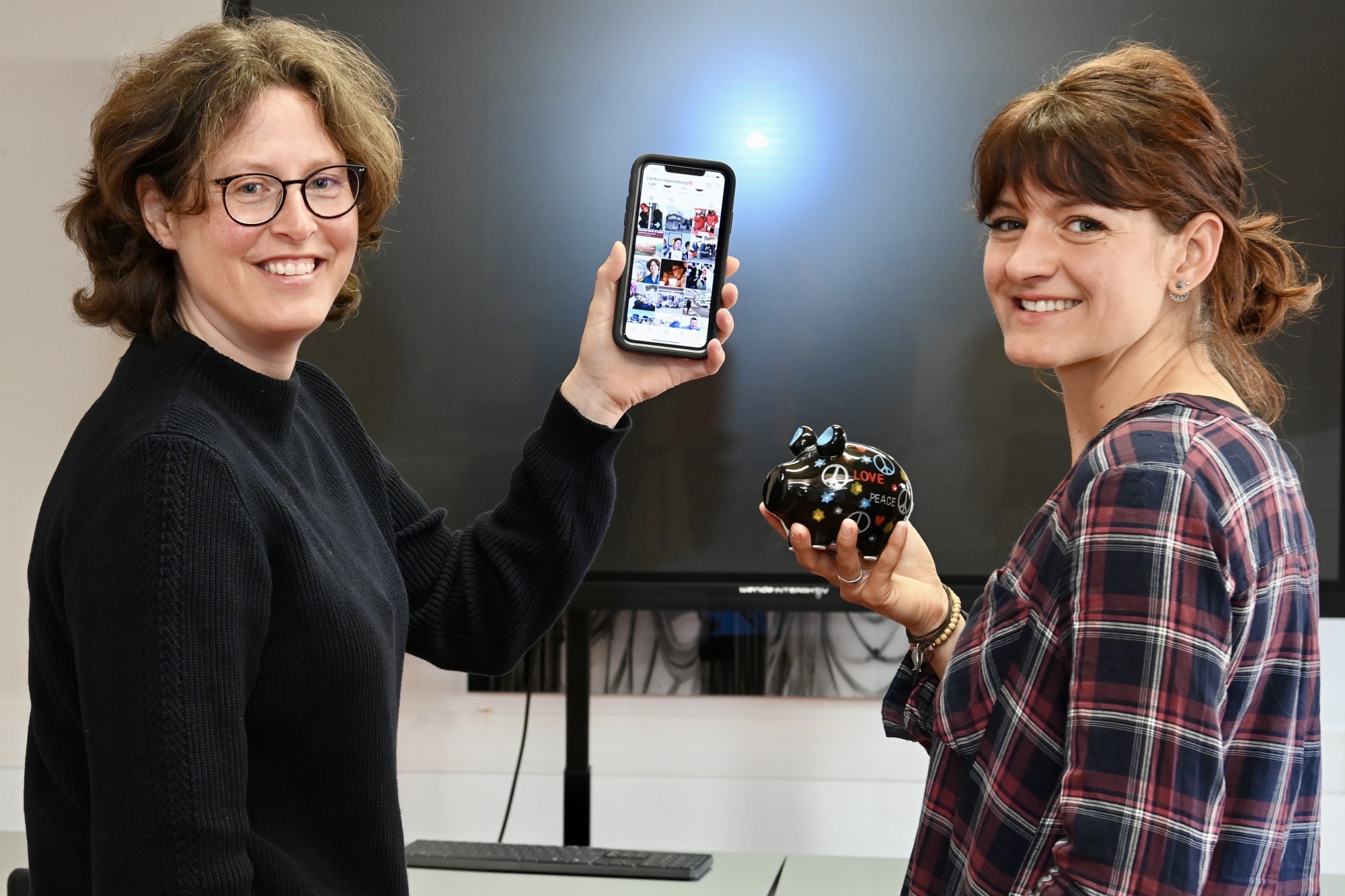 Zwei Personen mit Technik in der Hand