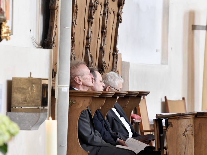Personen in Kirche