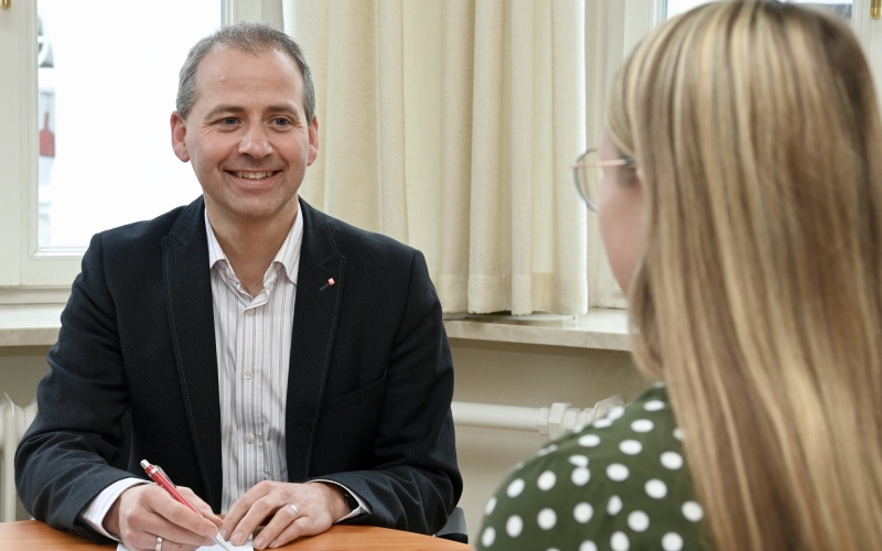 Zwei Personen im gespräch