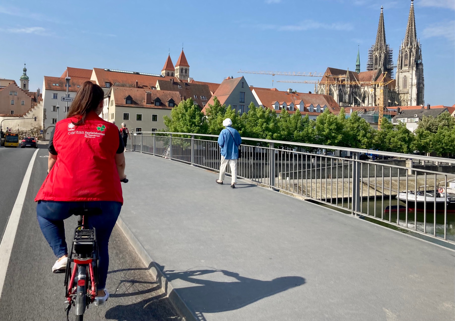 Frau mit Fahrrad in der Stadt