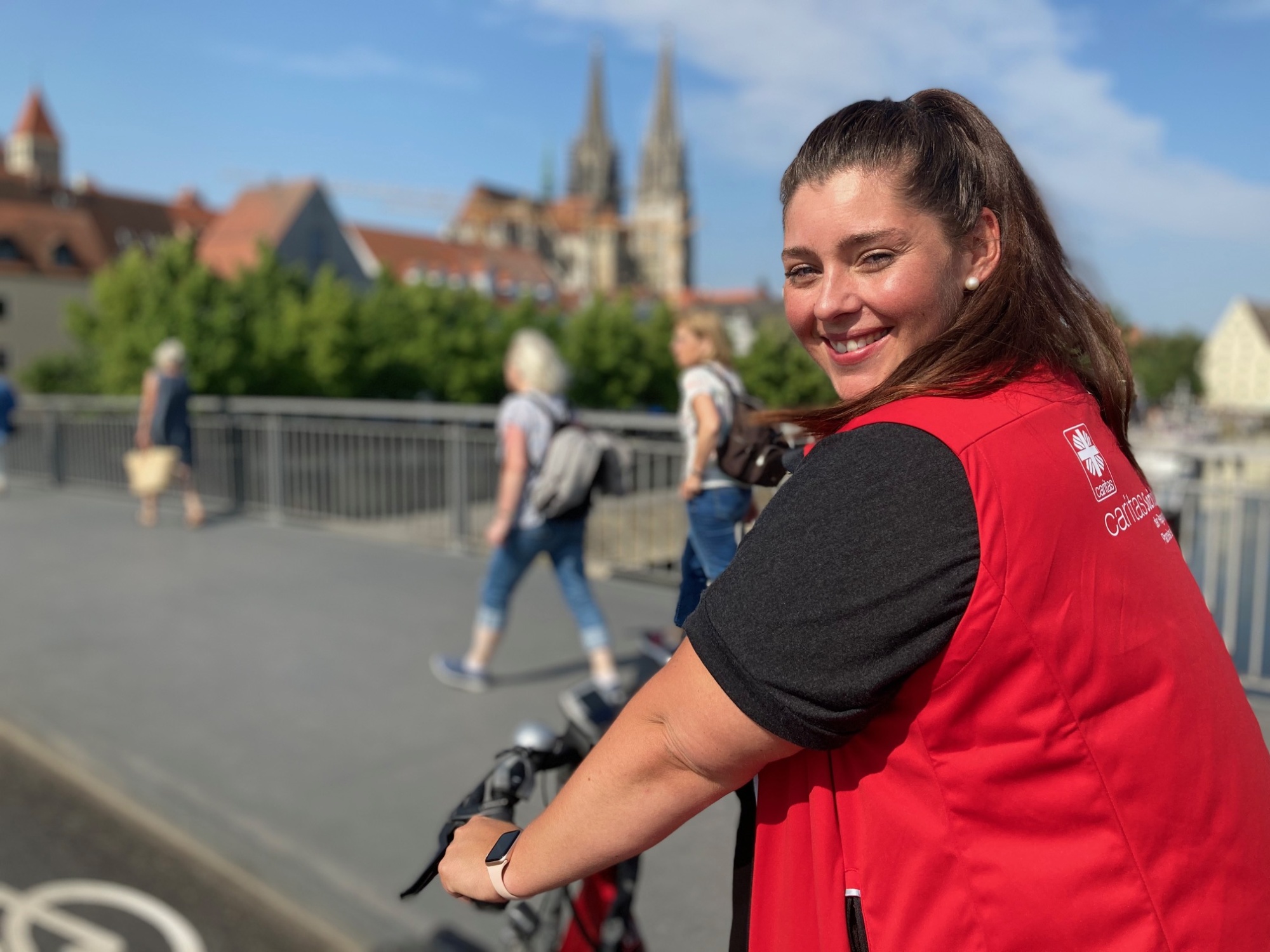Frau mit Fahrrad in der Stadt