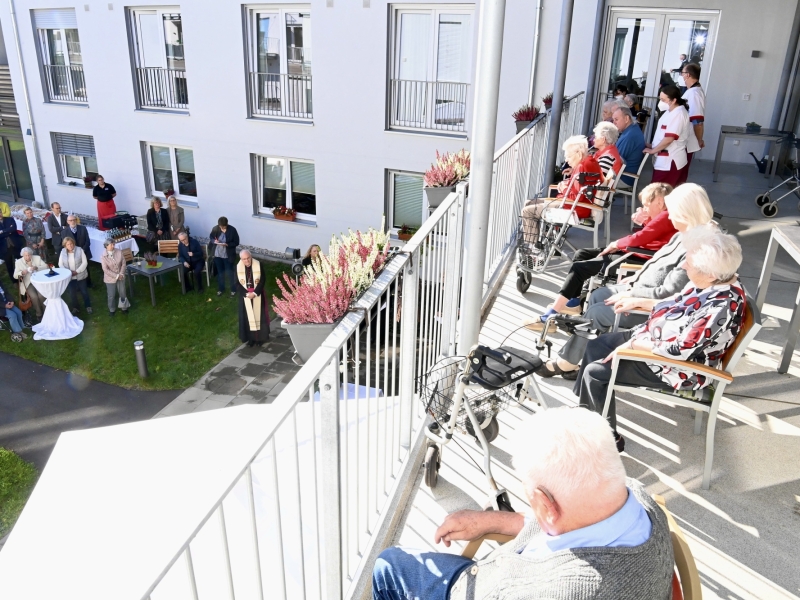 Personen in Innenhof