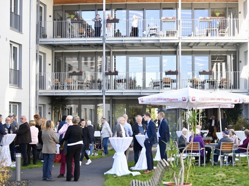 Personen in Innenhof