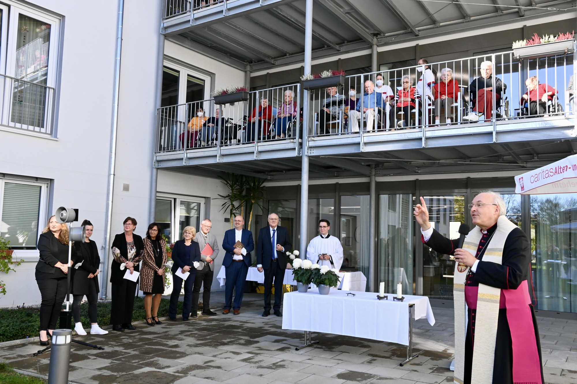 Geistlicher vor Gebäude