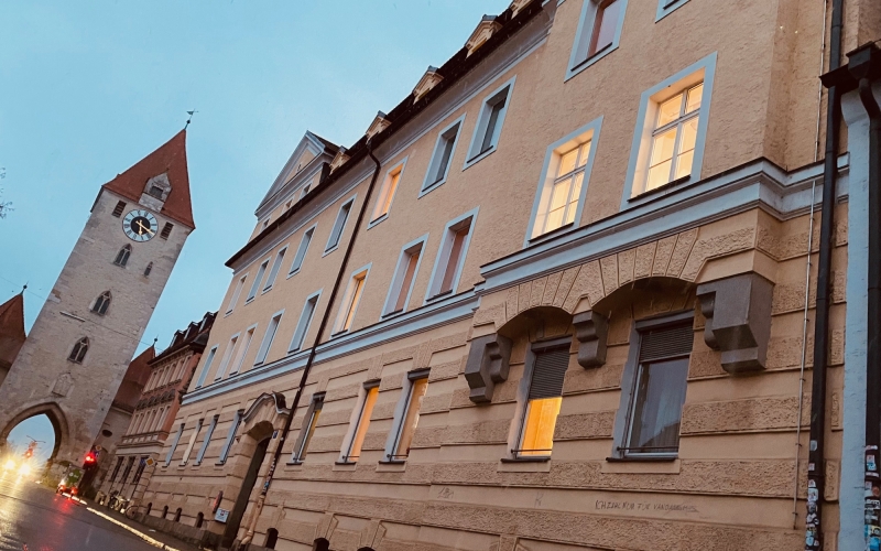 Häuserfassaden bei Dämmerung