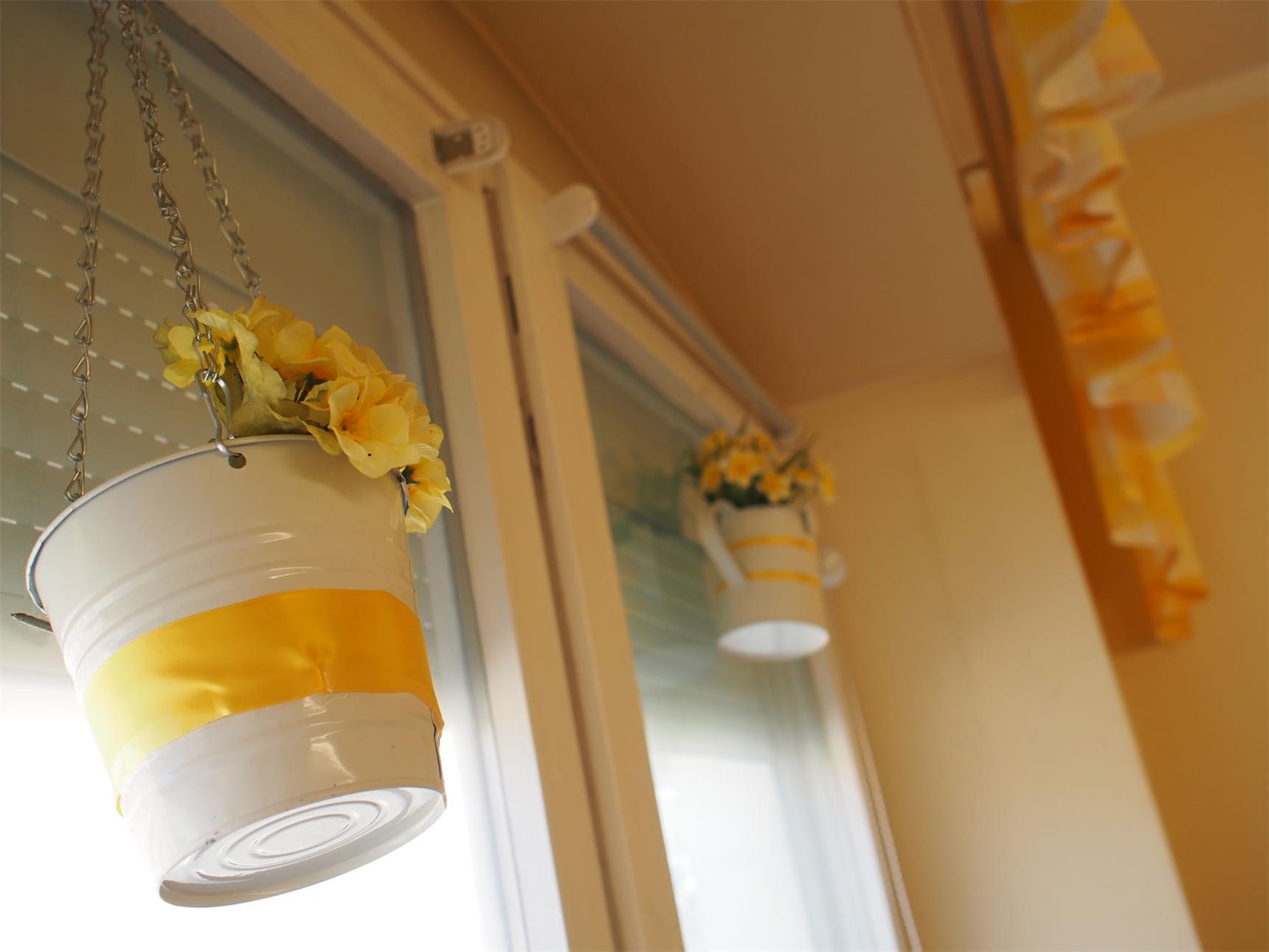 Fenster mit Blumentöpfen