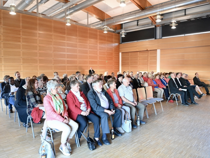Personen h&ouml;ren dem Gottesdienst