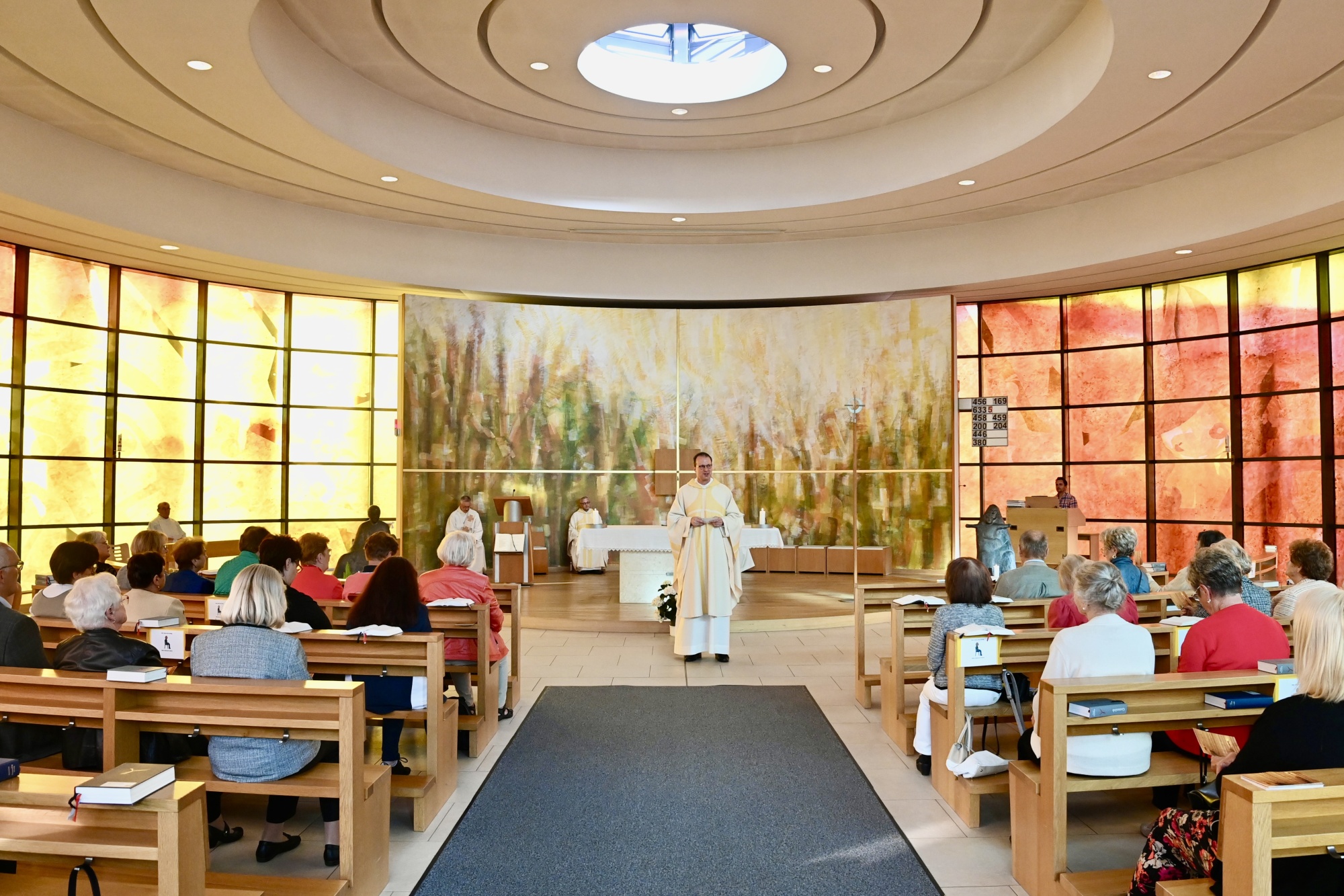 Gottesdienst in moderner Kirche