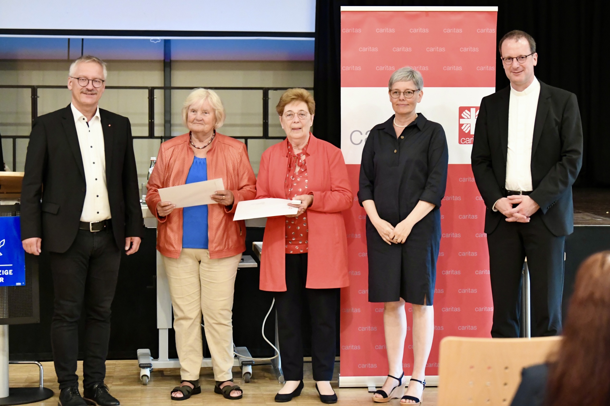 Personen im Portrait auf Bühn