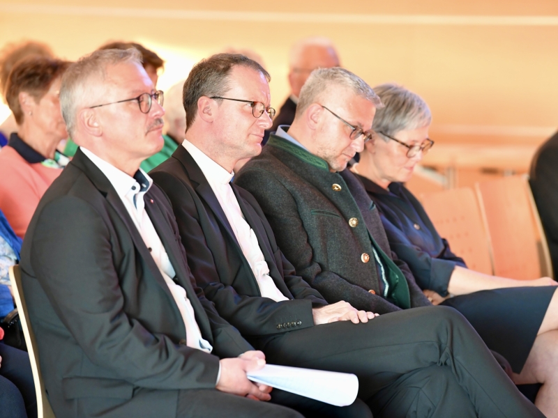Personen h&ouml;ren dem Gottesdienst