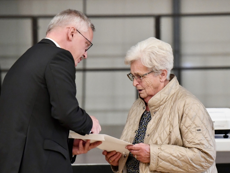 Person gratuliert einer anderen