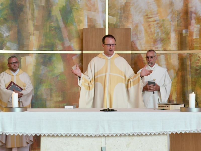 Geistliche in Kirche