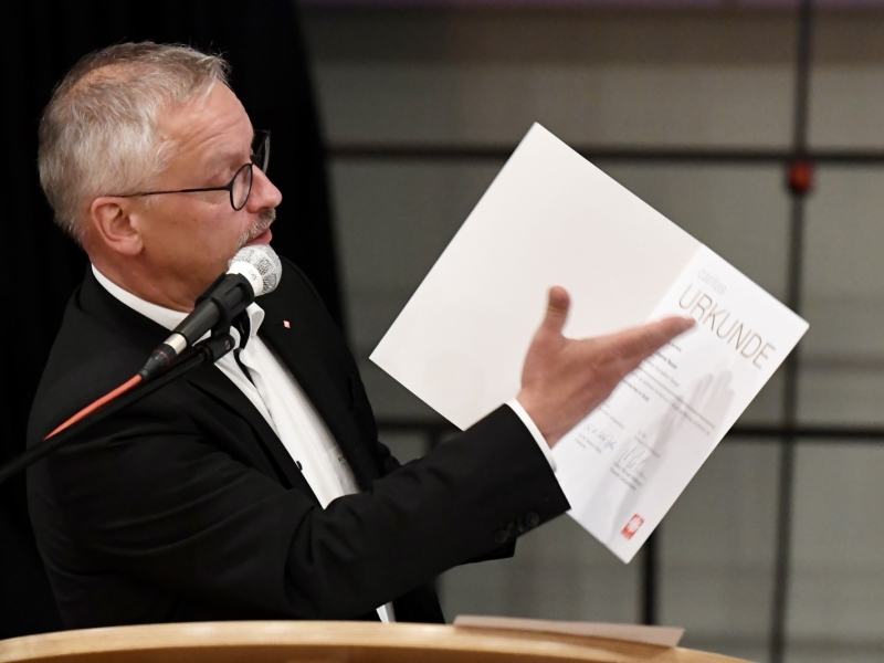 Redner zeigt auf Dokument