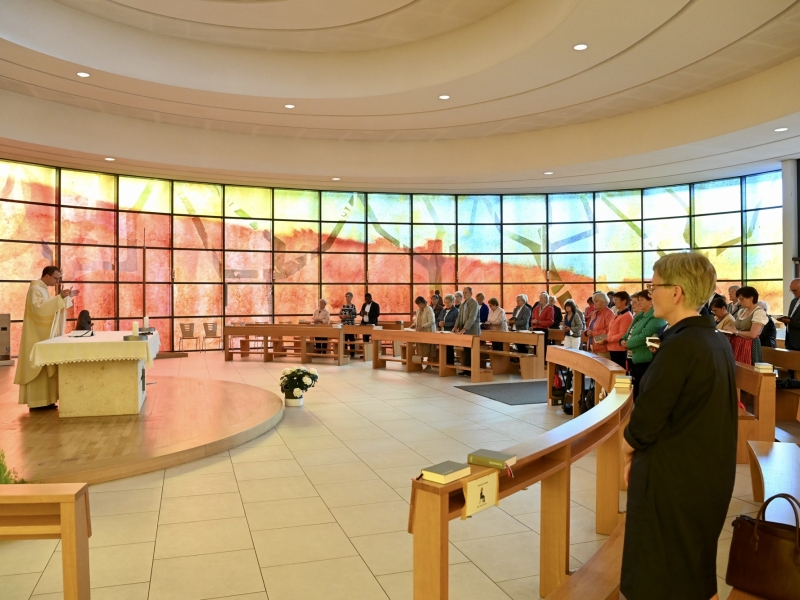 Gottesdienst in moderner Kirche