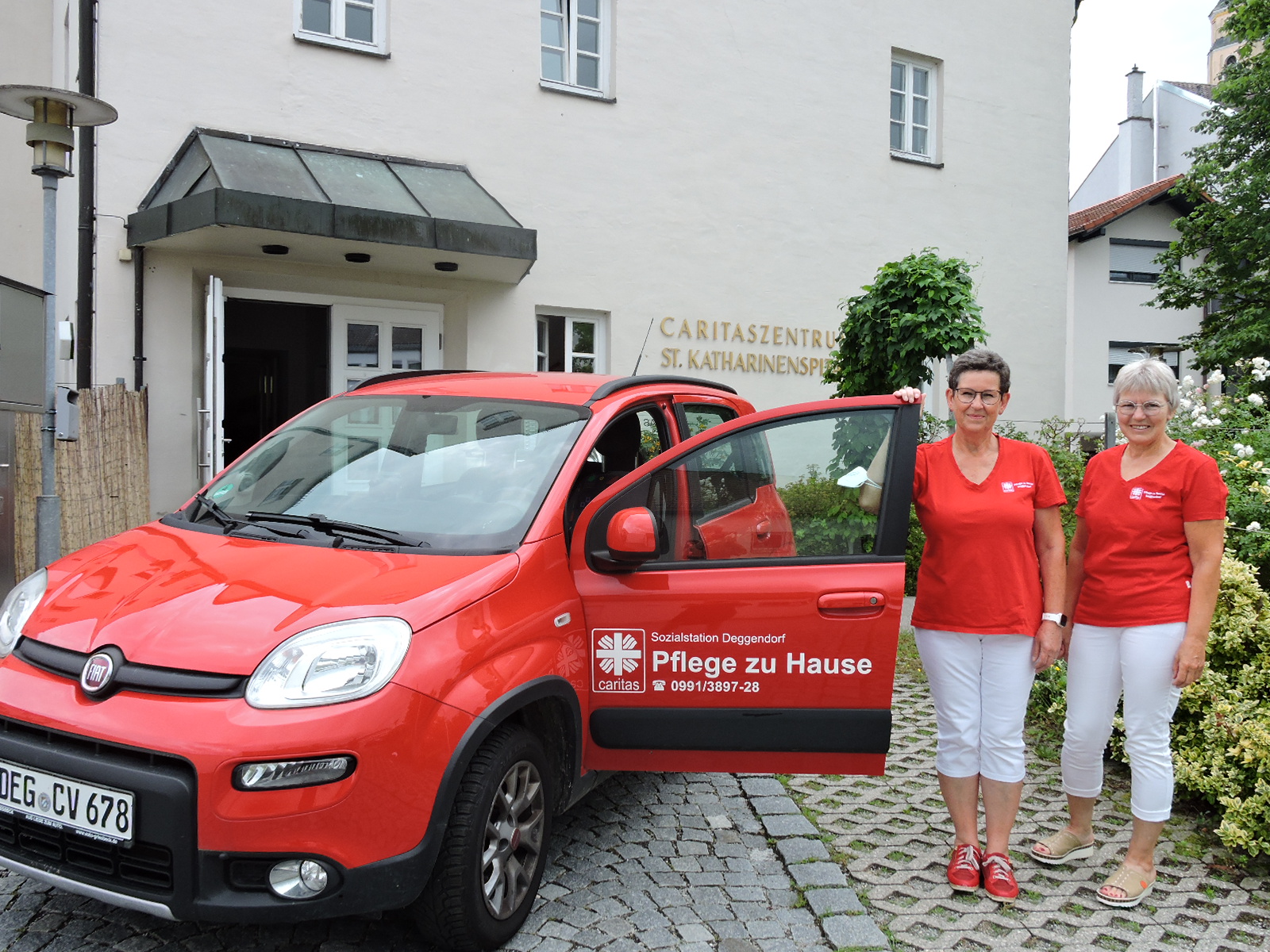 Zwei Personen neben einem Auto