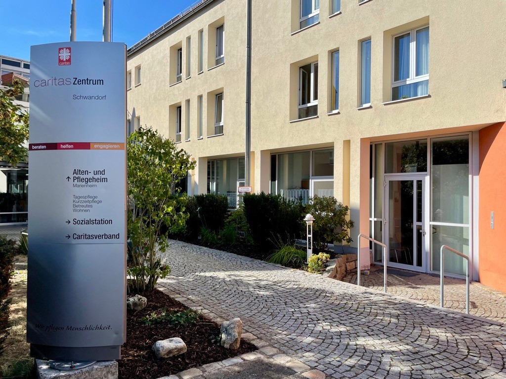 Gebäude von aussen mit Schild