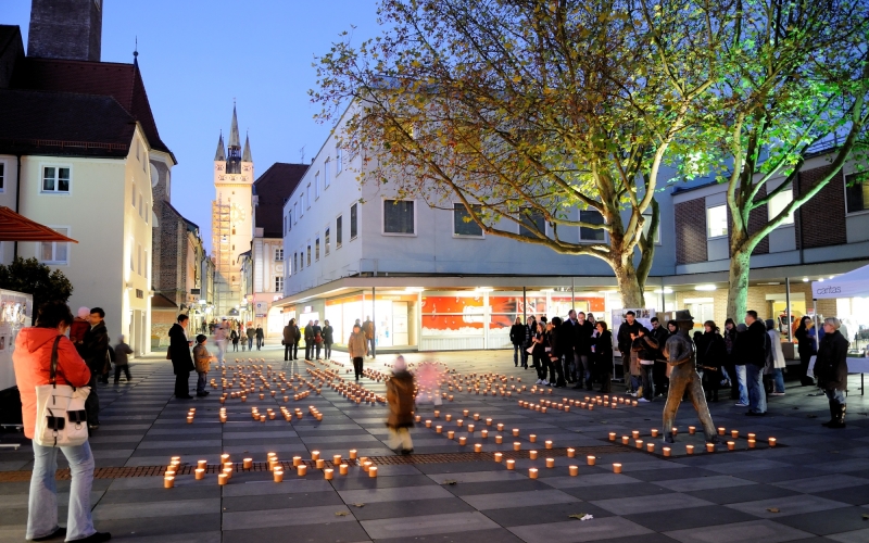 Kerzen am Boden in Stadt