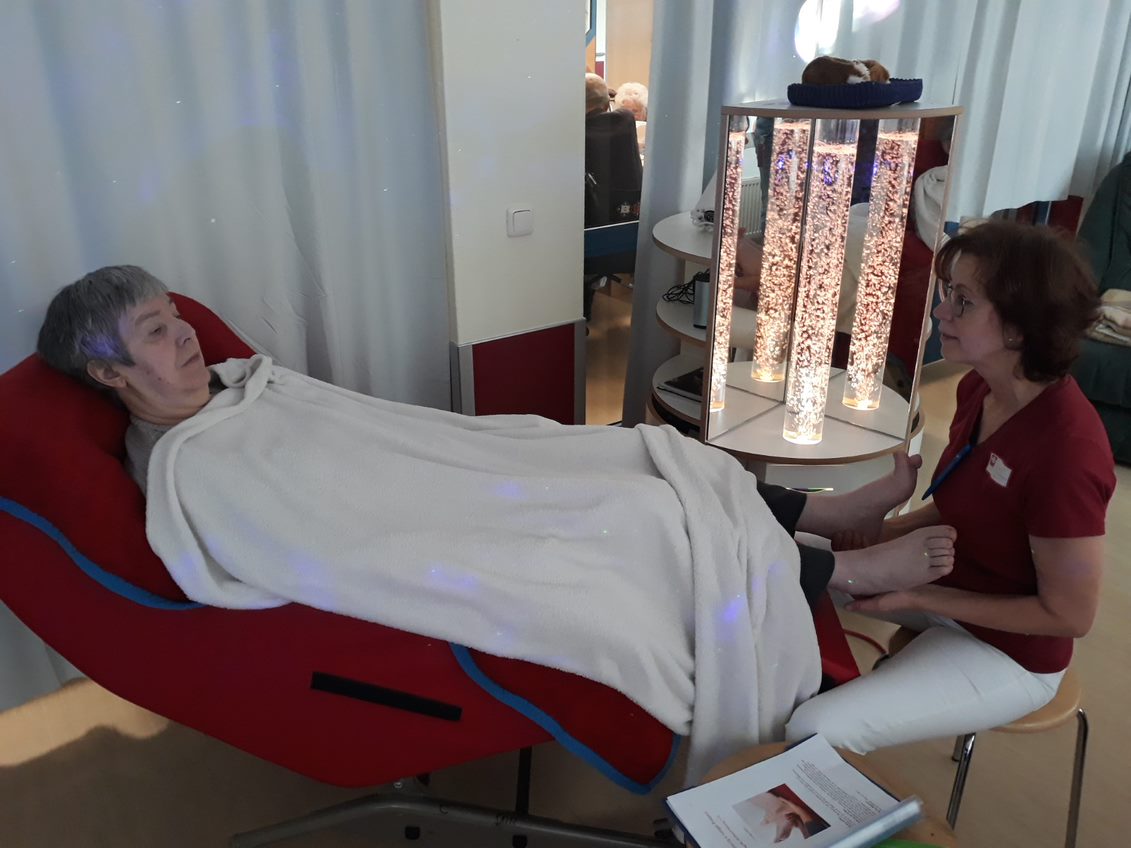 Frau auf Stuhl in Decke