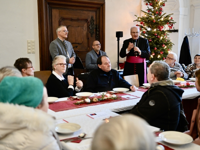 Menschen an festlicher Tafel