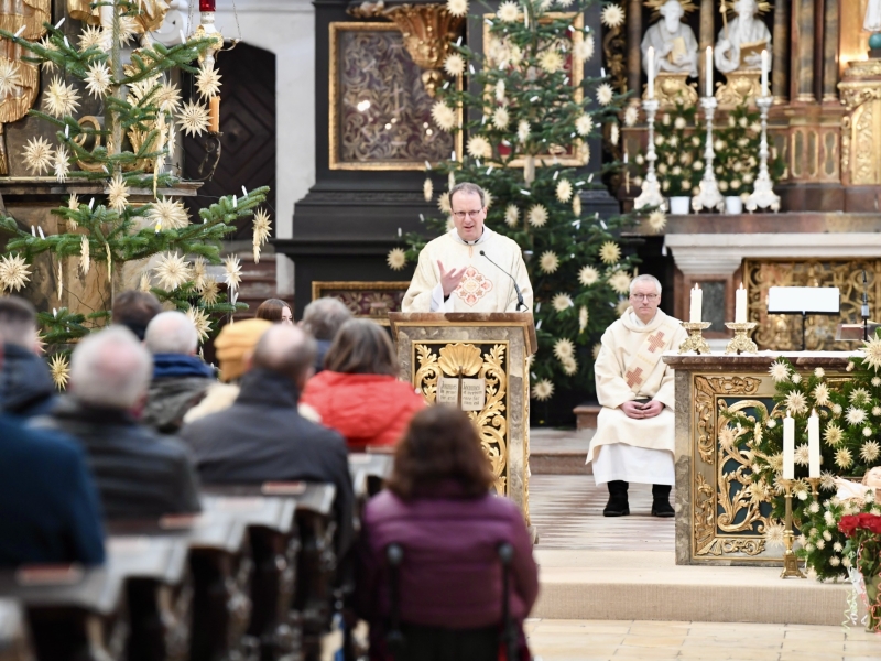 Geistlicher in Kirche
