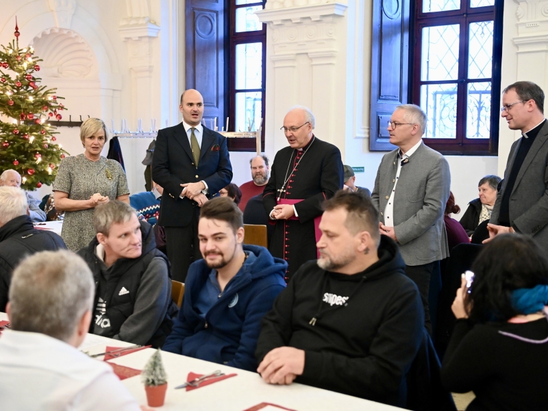 Menschen an festlicher Tafel