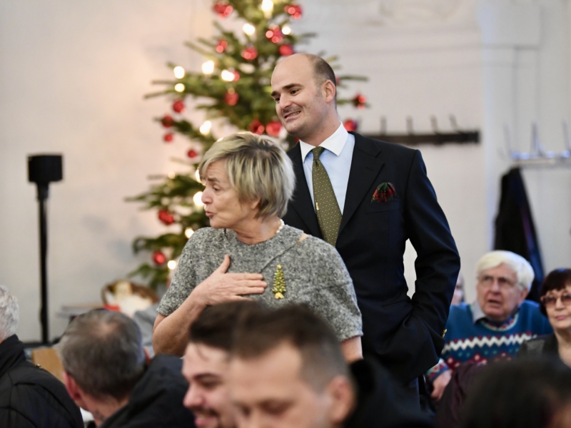 Zwei Personen halten Rede