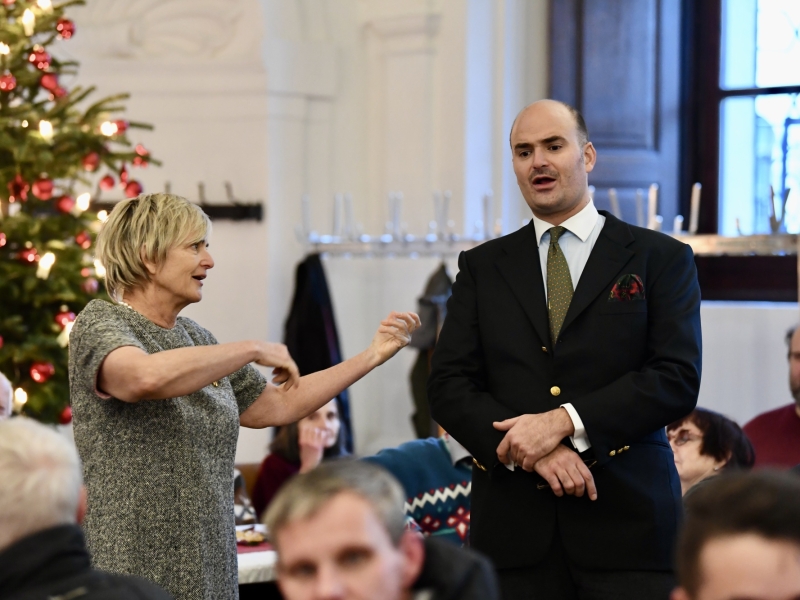 Zwei Personen halten Rede