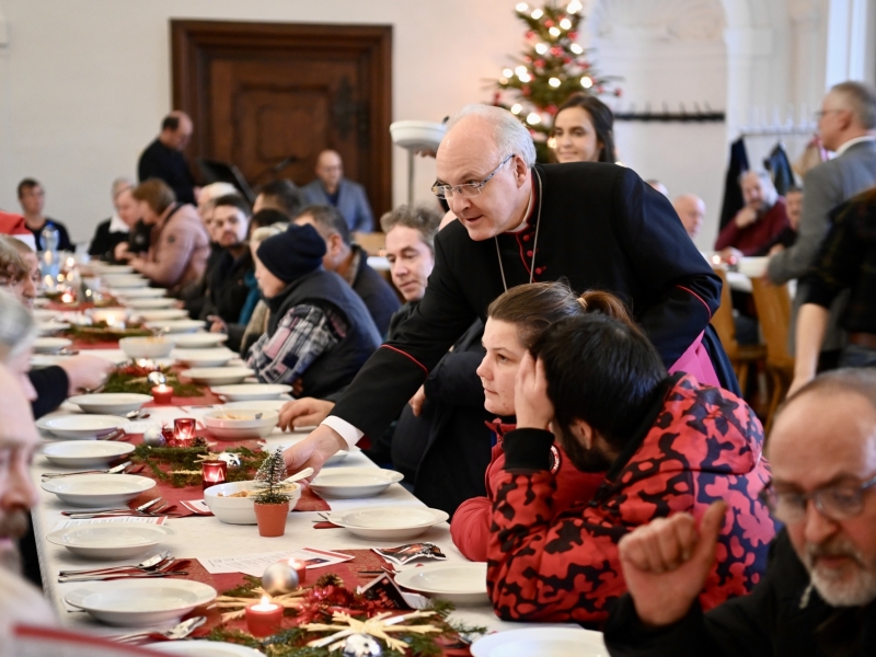 Menschen an festlicher Tafel
