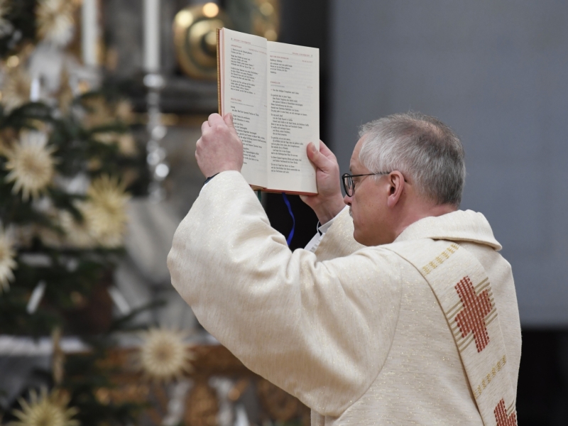Geistlicher in Kirche