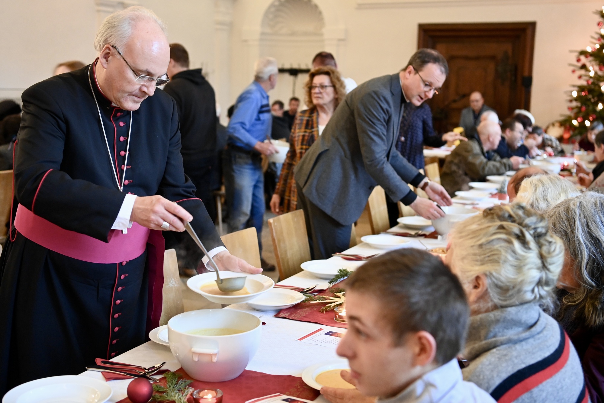 Geistlicher verteilt Essen