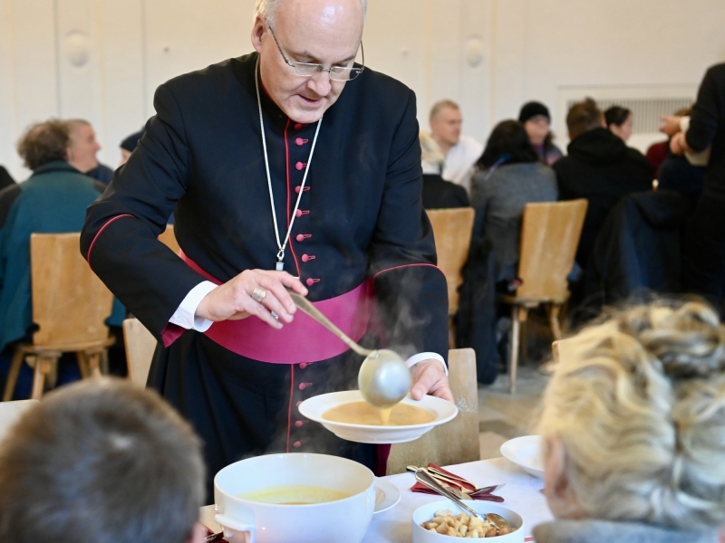 Geistlicher verteilt Essen