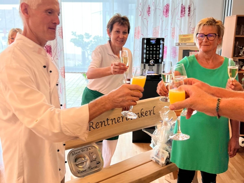 Menschen in gem&uuml;tlichem Raum
