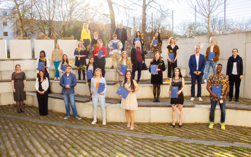 Gruppenbild unter freiem Himmel