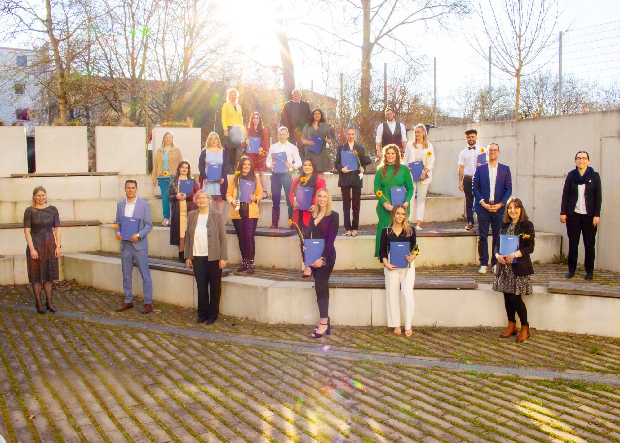 Gruppenbild unter freiem Himmel
