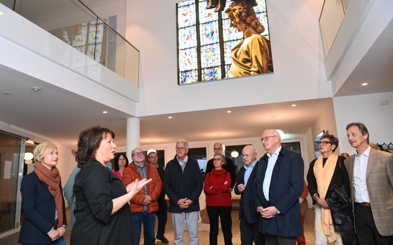Personen in einem weitläufigen Gebäude