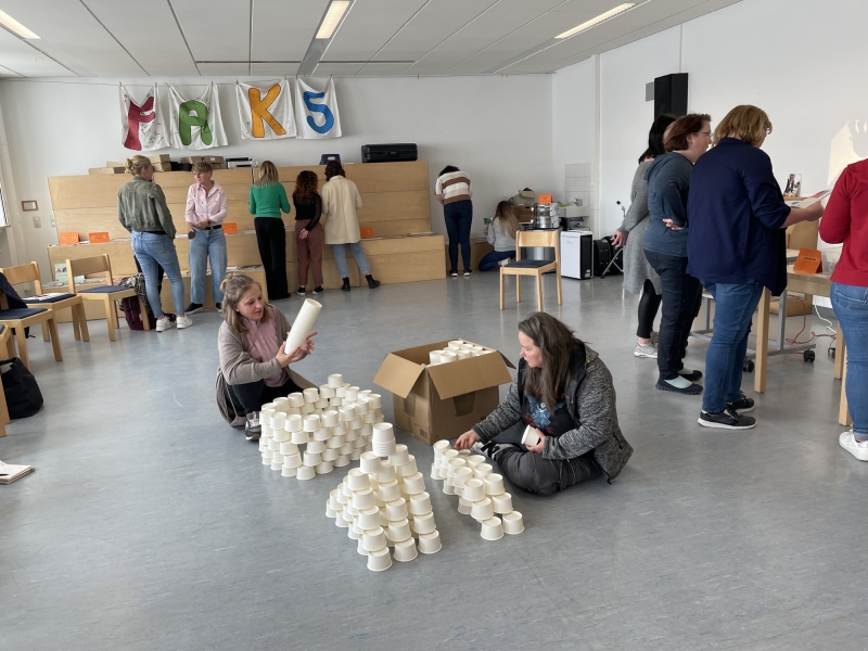 Gruppenraum mit Personen bei einer Art Workshop