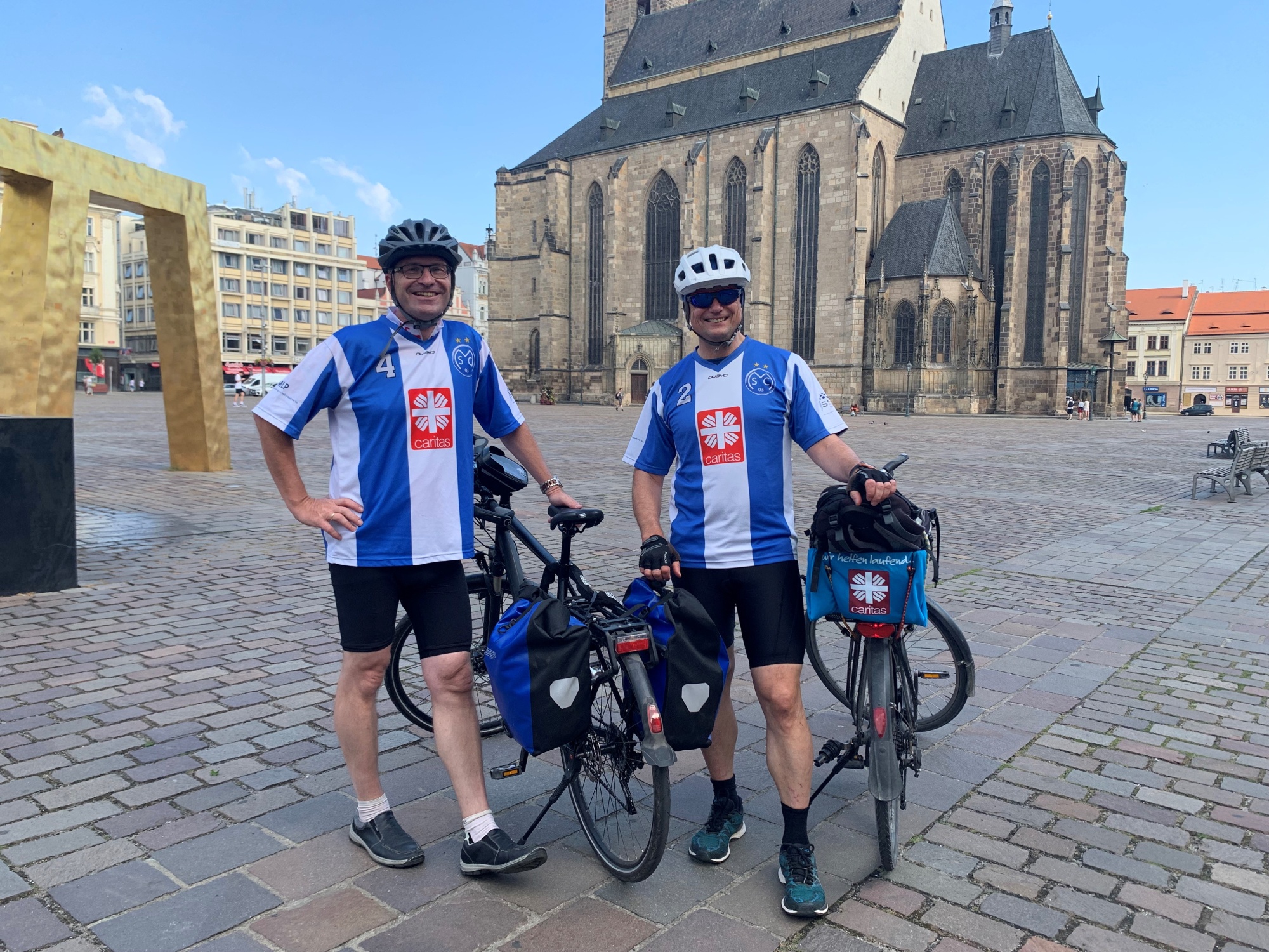 Sportler mit Fahrrad im Freien