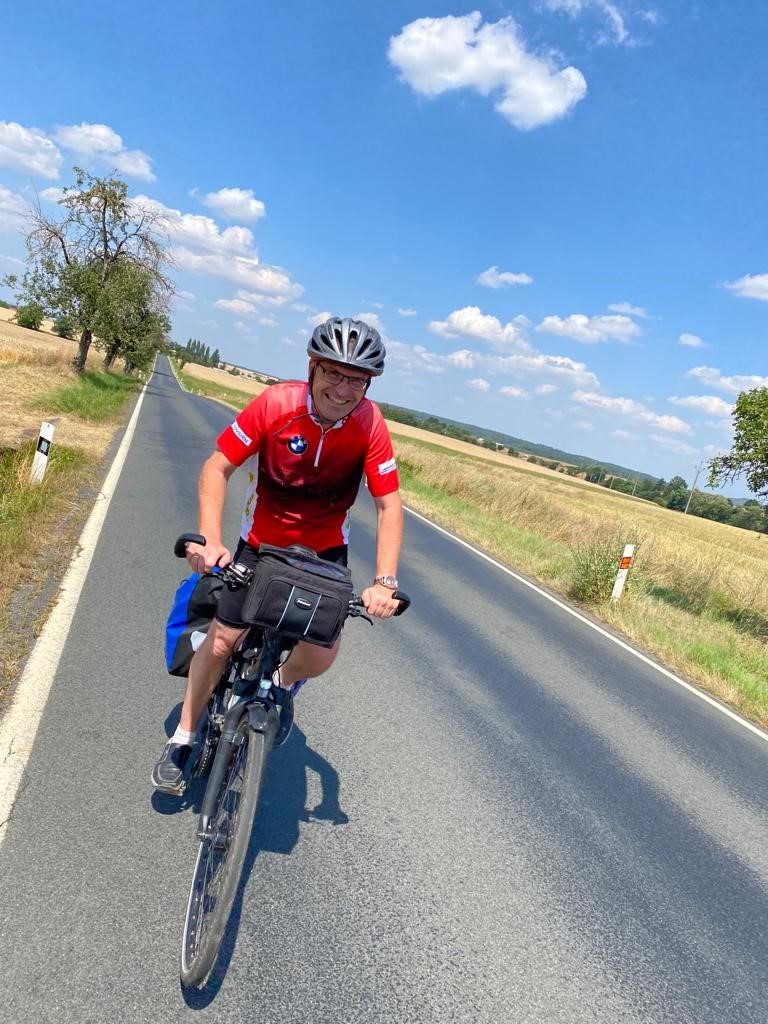 Sportler mit Fahrrad im Freien