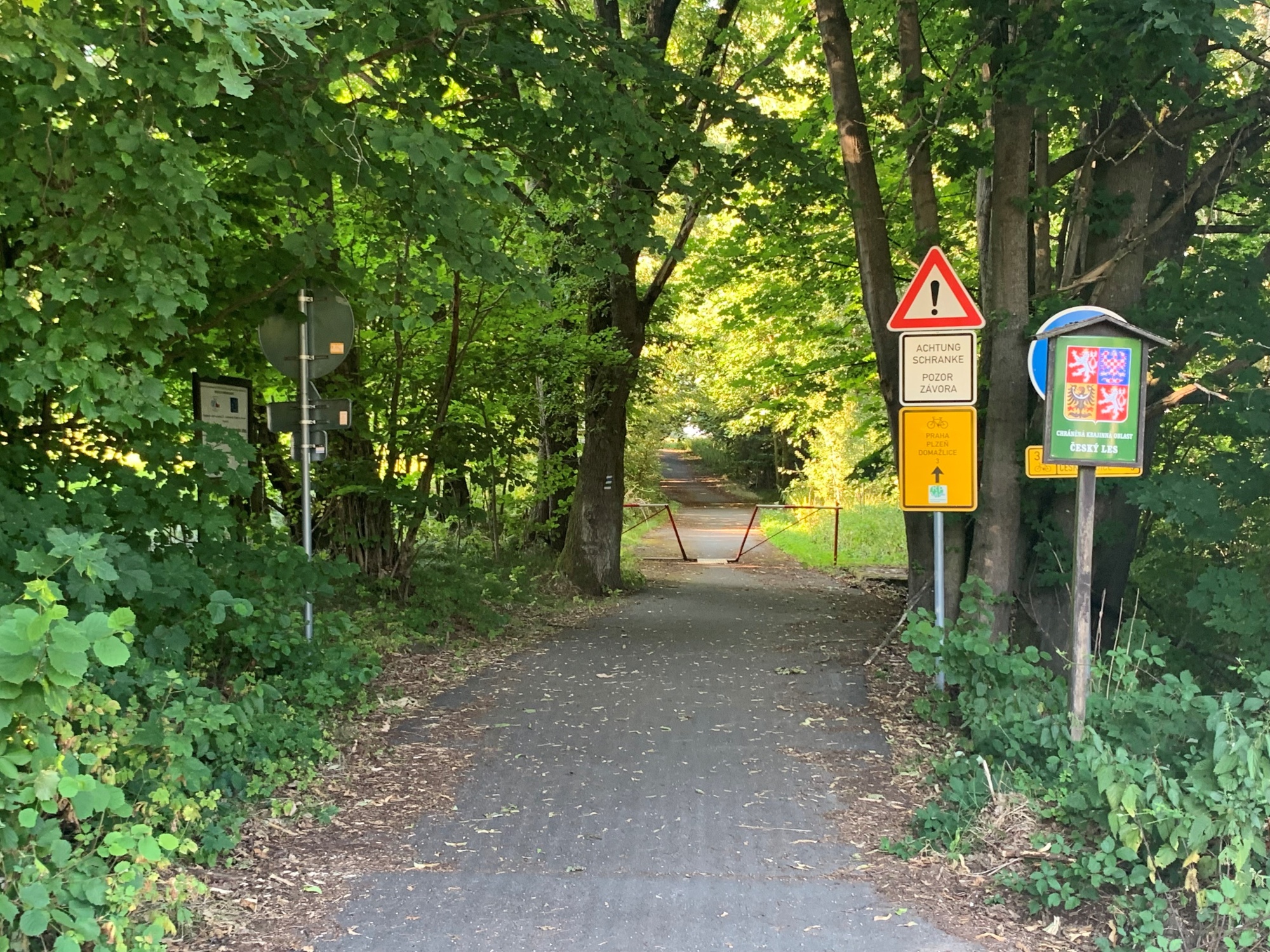 Grenzschild im Wald