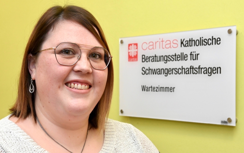 Frau vor Schild