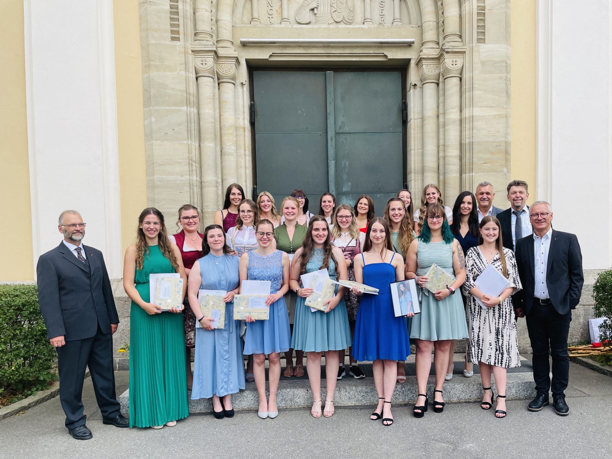 Gruppenfoto vor Kirche