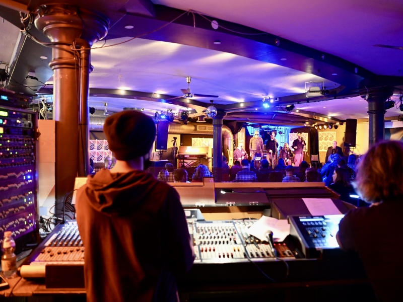 Club mit atmosph&auml;rischem Licht