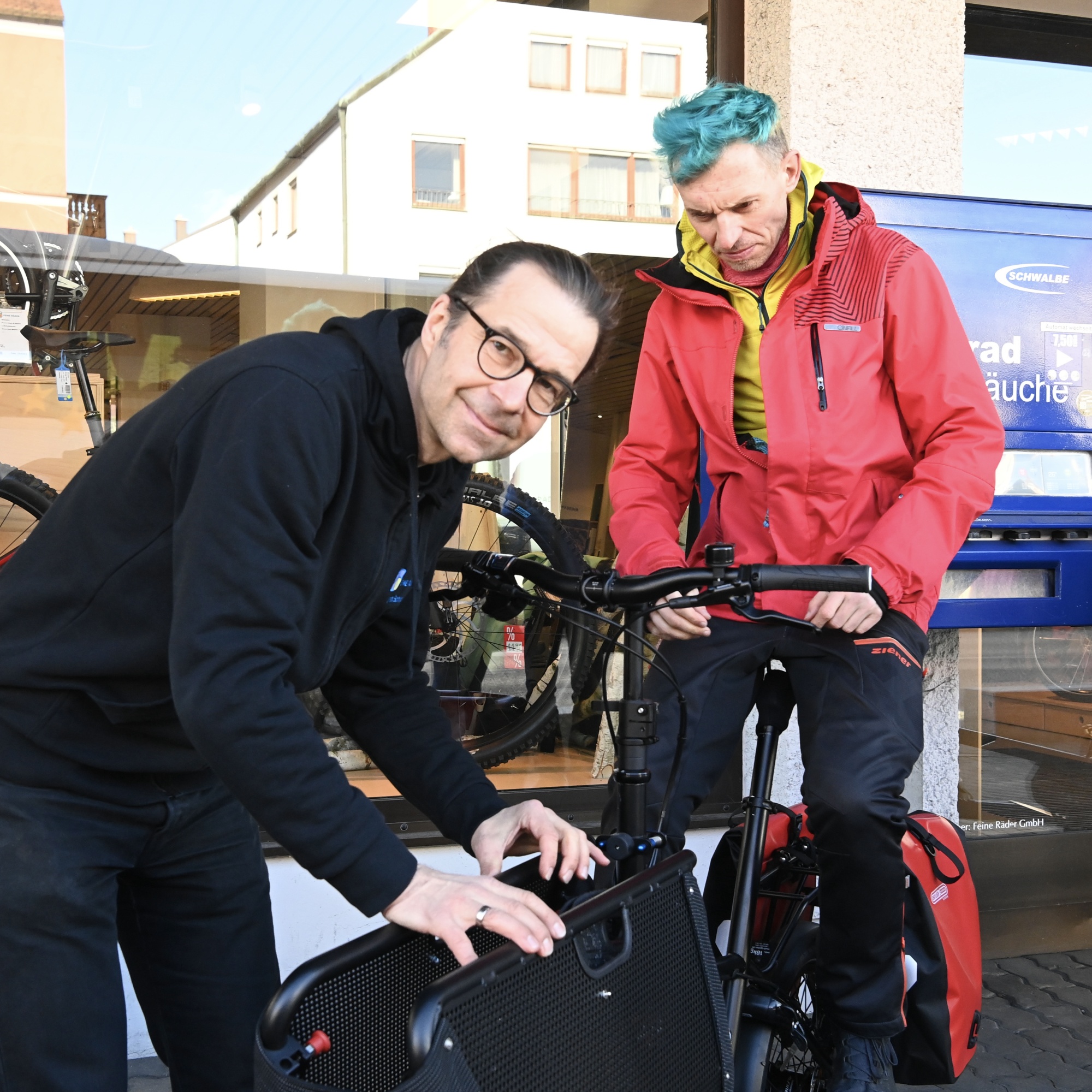 Zwei Personen mit Fahrrad