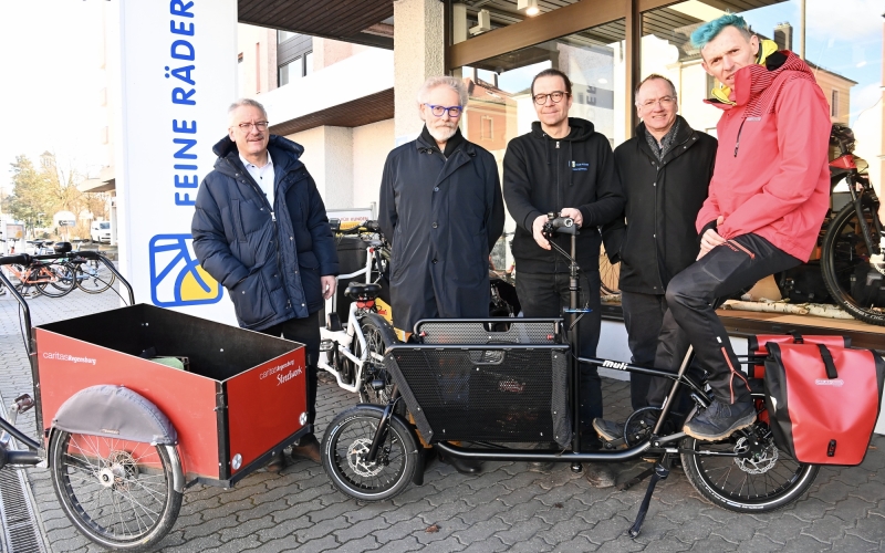 Gruppenfoto hinter Lastenrädern
