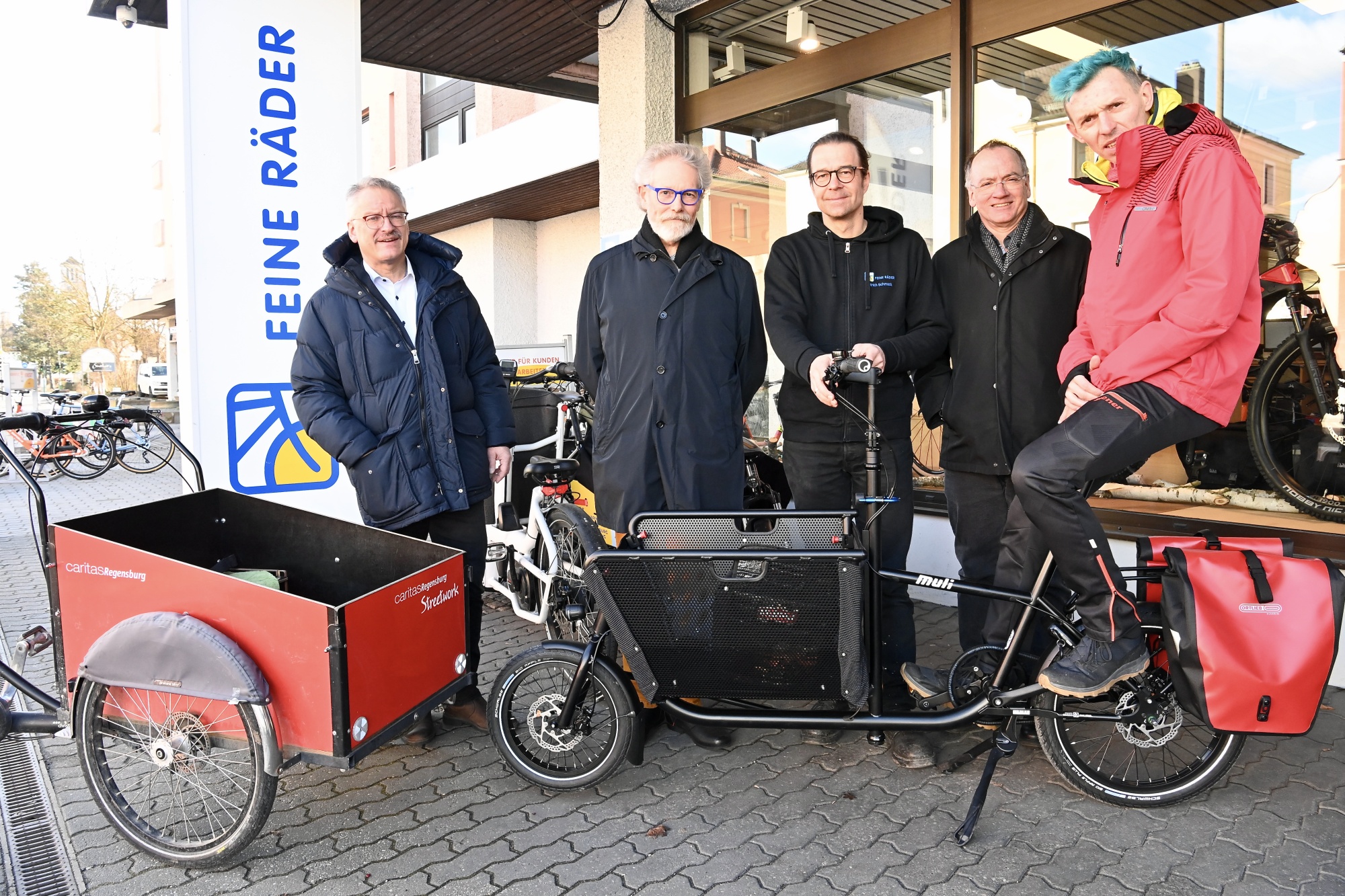 Gruppenfoto hinter Lastenrädern