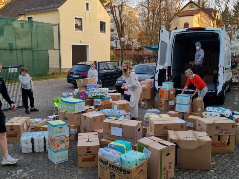 Pakete werden in Bus geladen