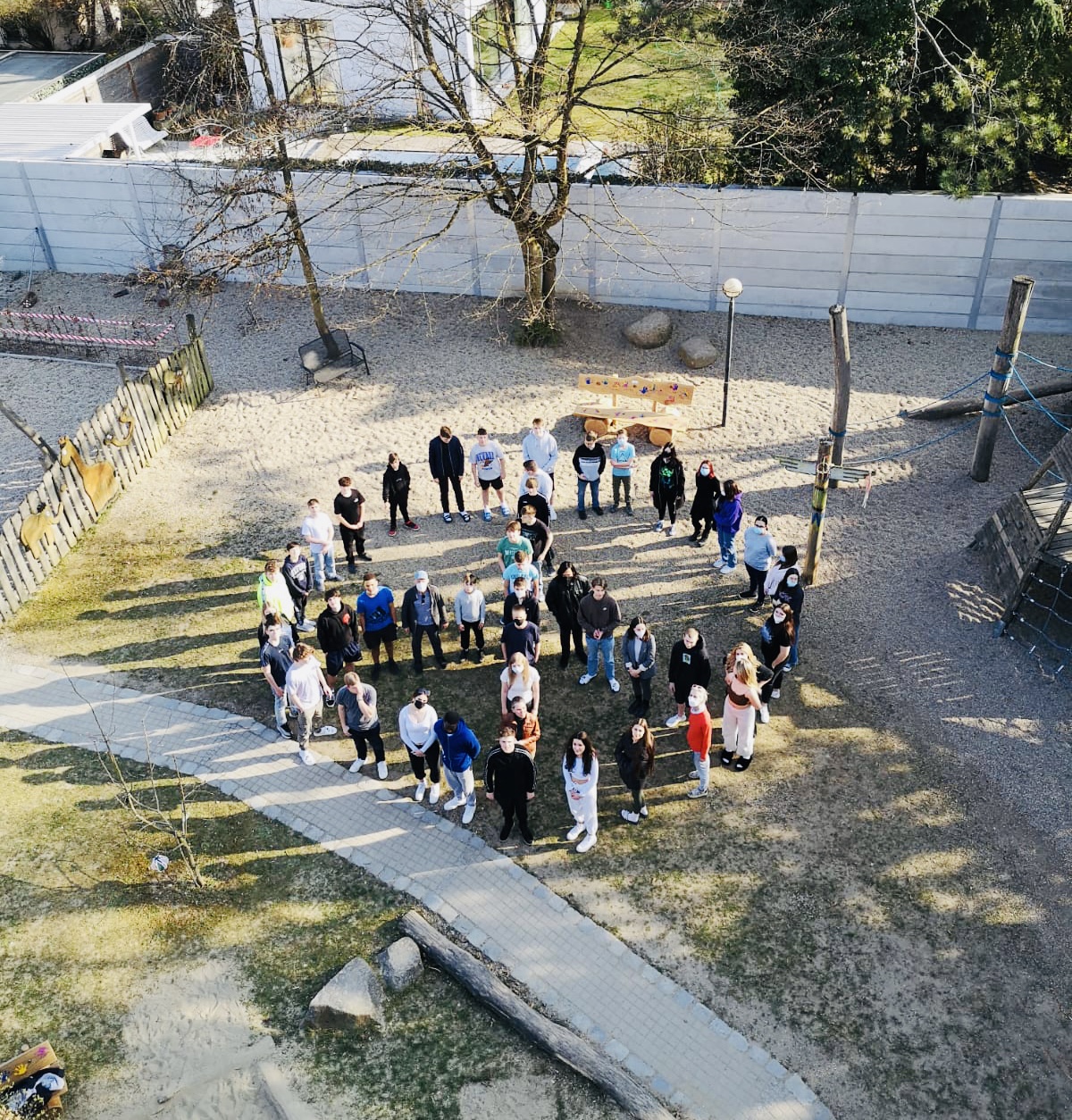 Gruppenfoto formt Peace Zeichen