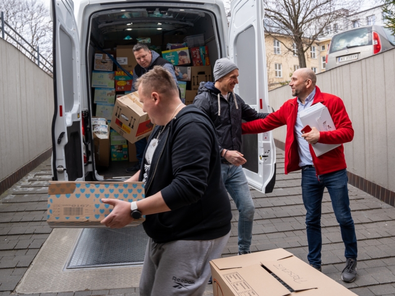 Personen packen Pakete in Bus