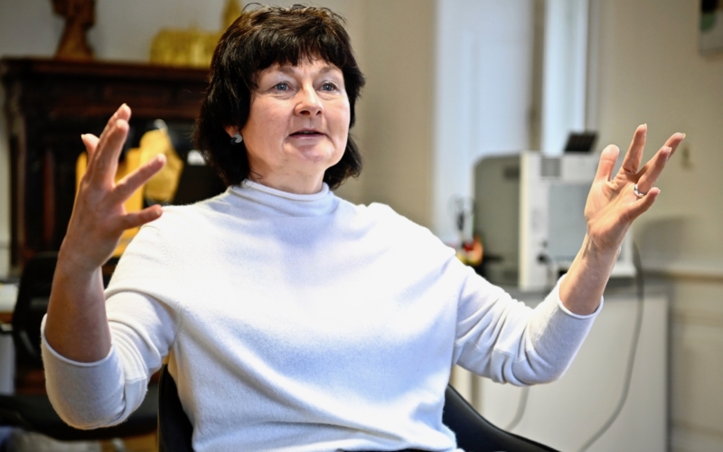 Frau mit weißem Pullover im Portrait